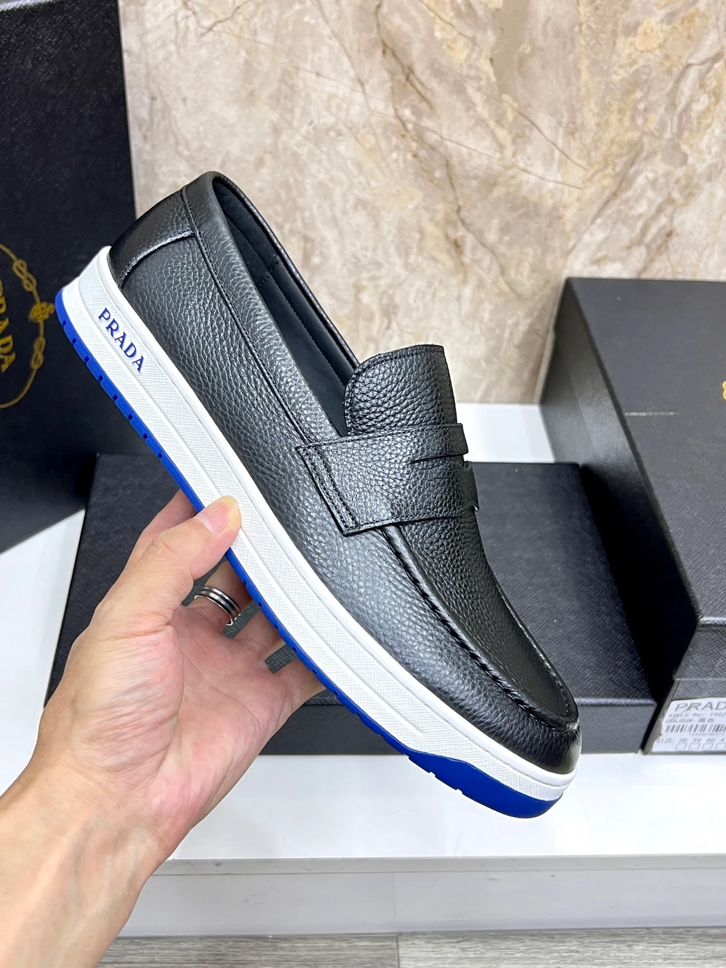 💰620 Prada classic men’s lace-up casual shoes｜Imported cowhide upper｜Layered stitching design on the upper Lightweight and breathable｜Soft and comfortable｜PRADA letters on the side｜Distinctive sporty style Showing the brand style｜Lightweight embossed rubber sole｜With cowhide foot pad lining｜Excellent foot feel Fashionable and elegant｜Size: 38-44 (customized at 45)